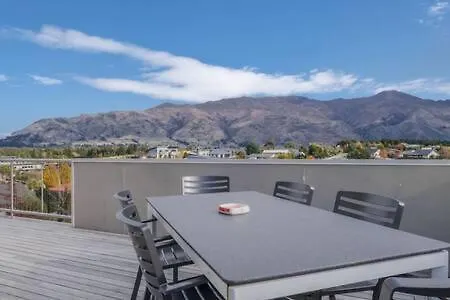 Mount Iron 'the Big House' 2 Kitchens 2 Living Wanaka