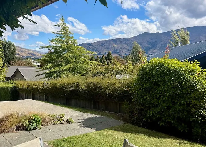 Mount Iron 'the Big House' 2 Kitchens 2 Living * Wanaka