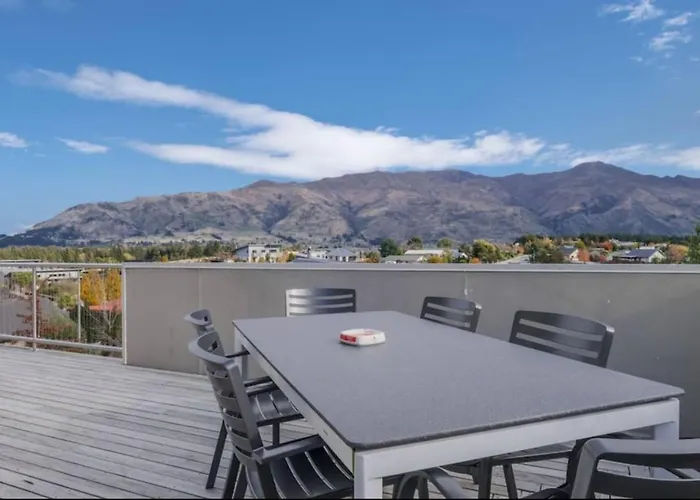 Mount Iron 'the Big House' 2 Kitchens 2 Living Wanaka