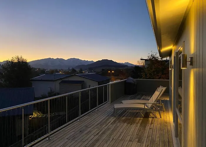Mount Iron 'the Big House' 2 Kitchens 2 Living * Wanaka